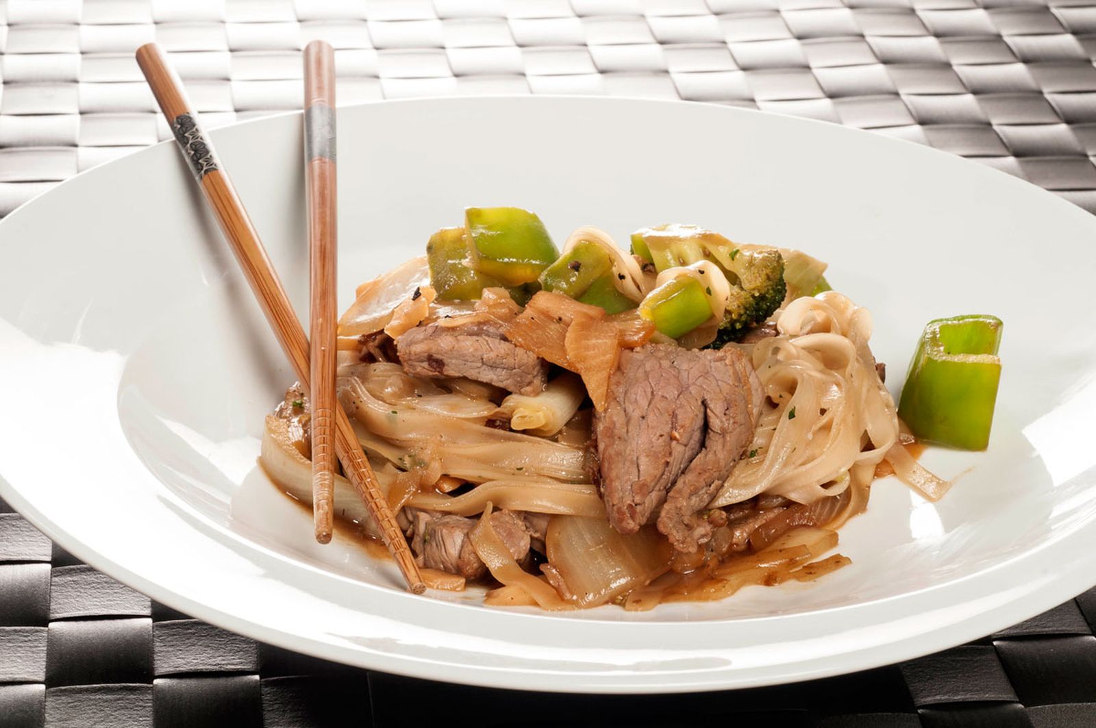 1646 Wok de ternera y fideos de arroz (830) xl