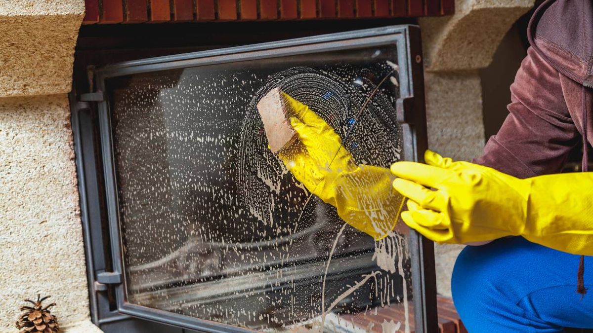 como limpiar el cristal de la chimenea truco de limpieza