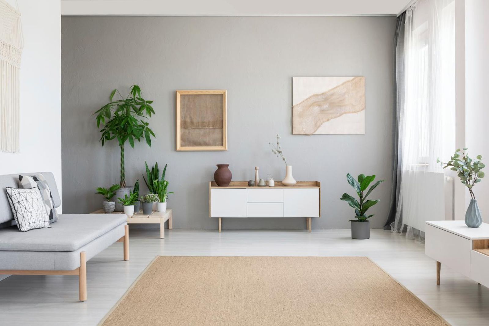 Salón amplio decorado con plantas grandes.