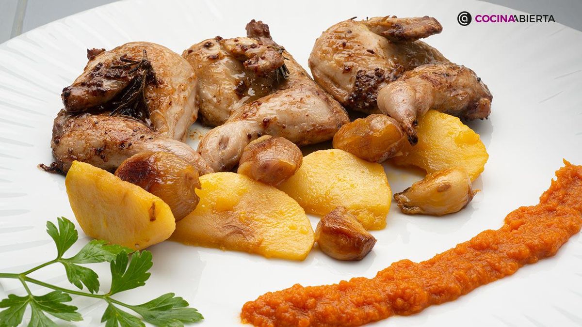 Codornices asadas con manzanas y chalotas, y crema de boniato