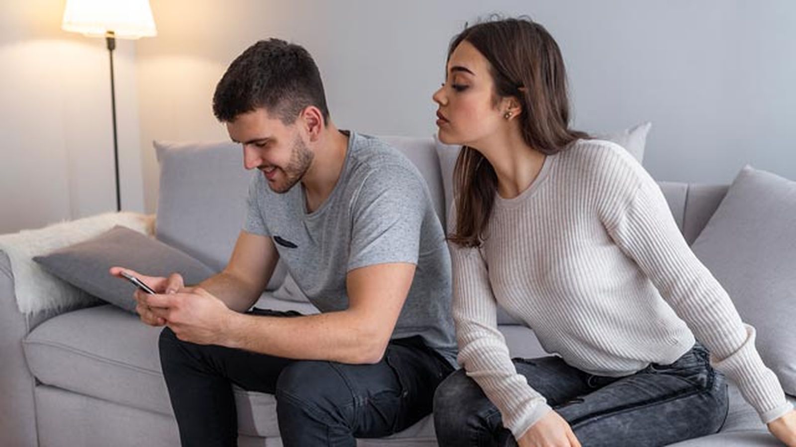 espiar movil de otra persona es delito puede llevarte a la carcel