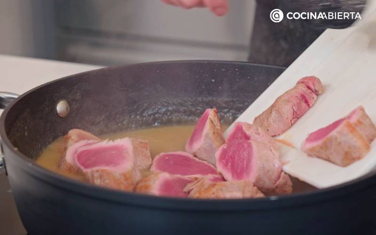 Elaboración de la receta de solomillo de cerdo con salsa de manzana