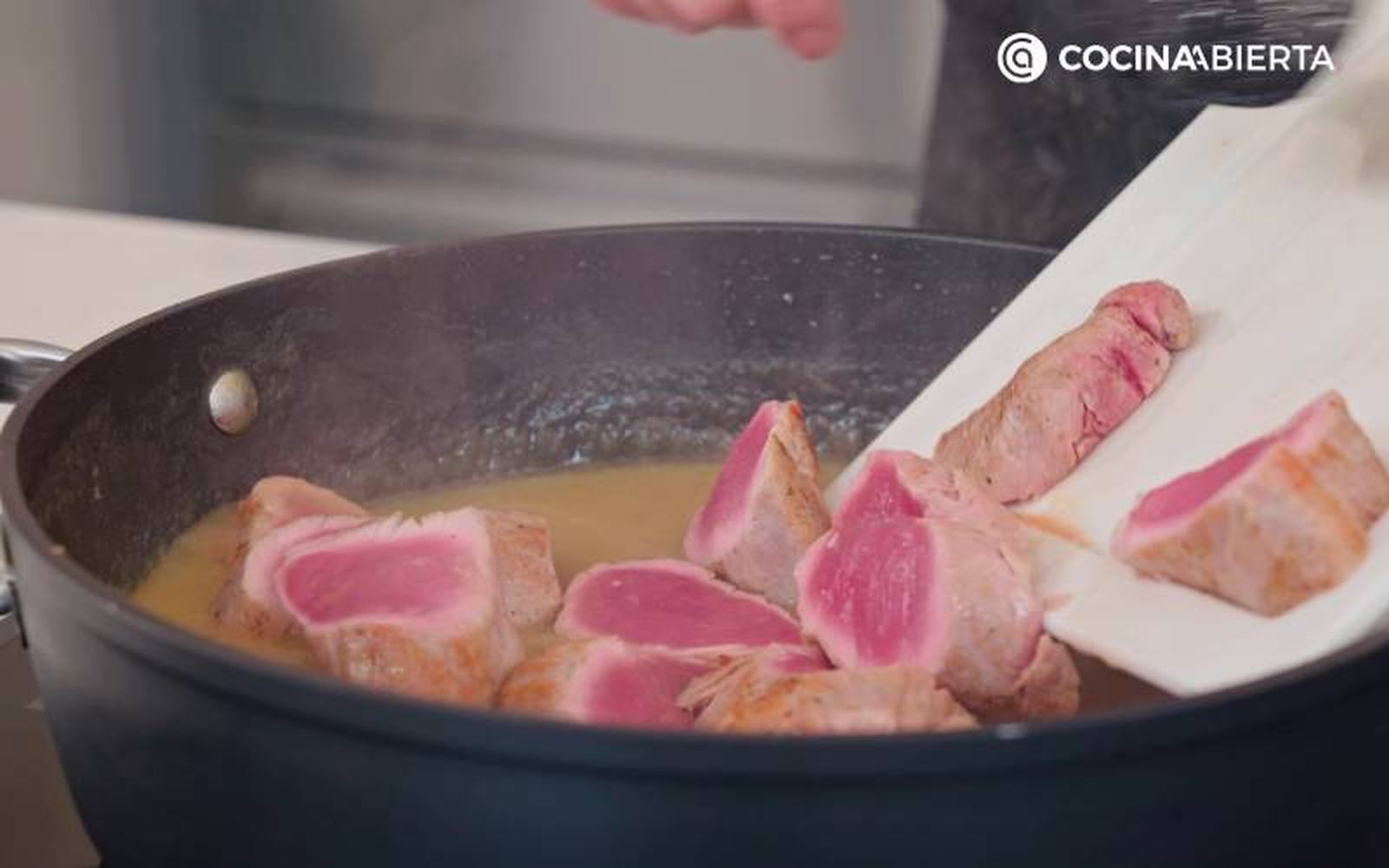 Elaboración de la receta de solomillo de cerdo con salsa de manzana