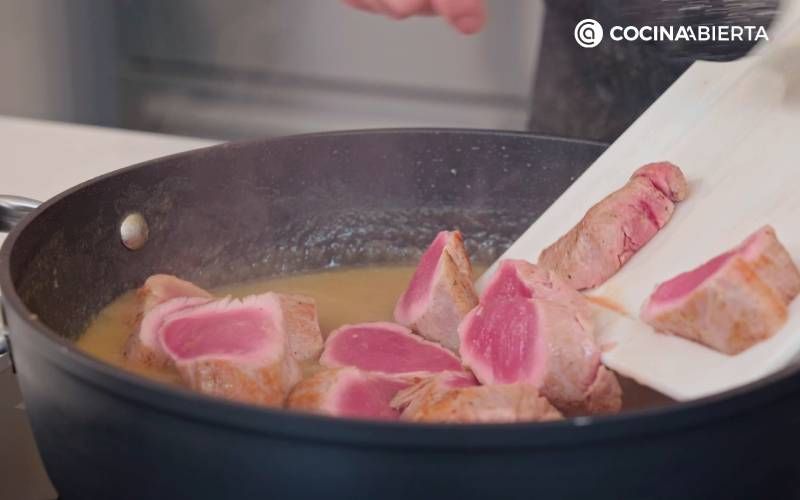Elaboración de la receta de solomillo de cerdo con salsa de manzana