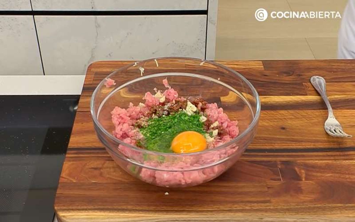 Pon los ingredientes para hacer las albóndigas en un bol