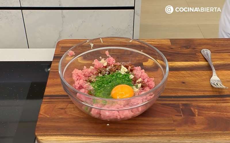 Pon los ingredientes para hacer las albóndigas en un bol