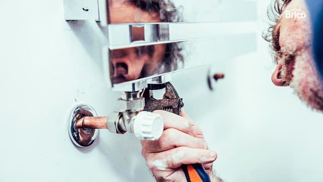Cómo instalar un radiador toallero paso 7