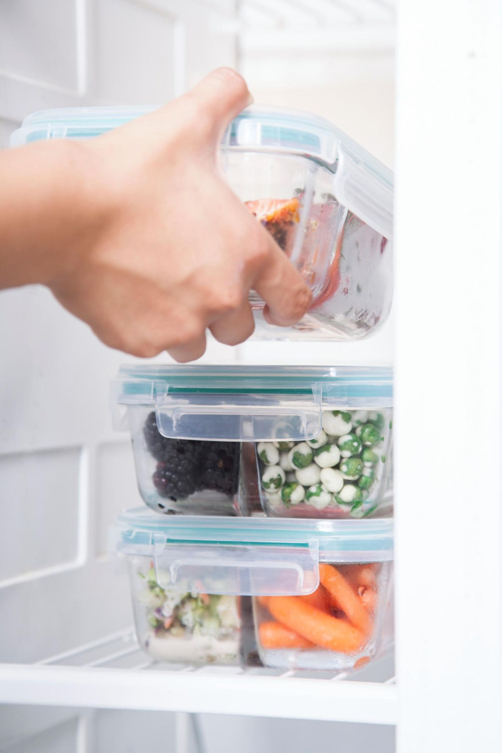 Organizar la nevera según la tendencia del fridgescaping.