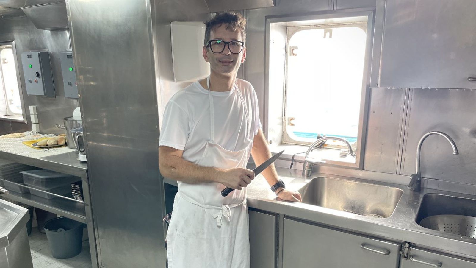 Daniel Ferreiro trabaja desde hace 13 años como cocinero en un atunero en el Índico