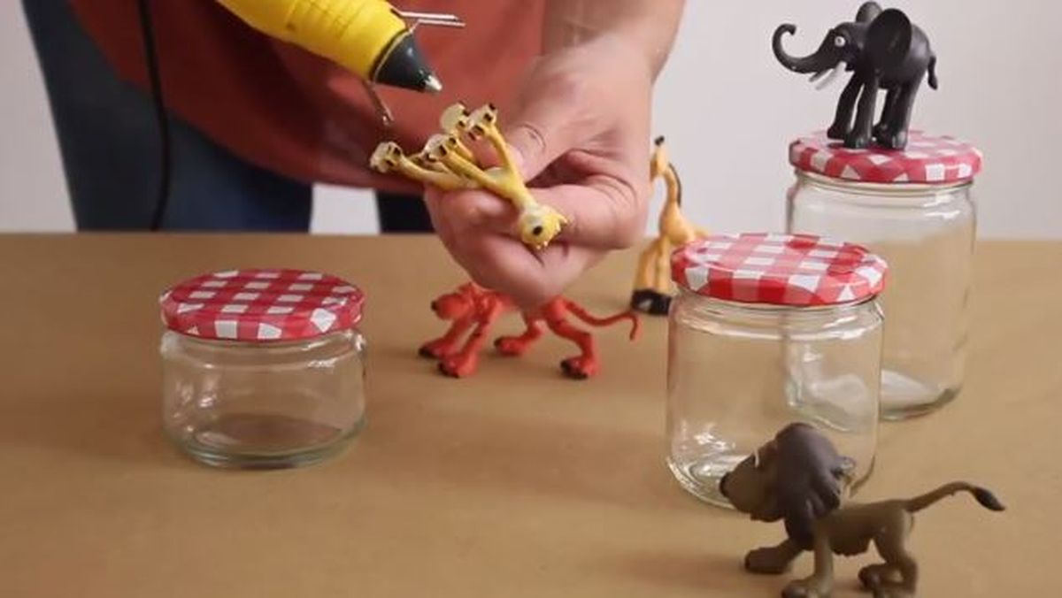 Decorar tapas de tarros de cristal con muñecos paso 1