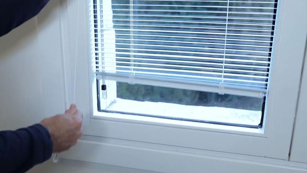 Colocar veneciana en ventana oscilobatiente paso 7