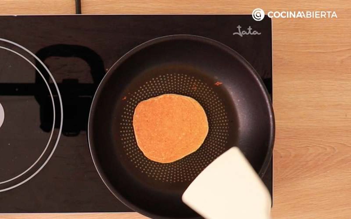 Usa una espátula para voltear las tortitas de avena