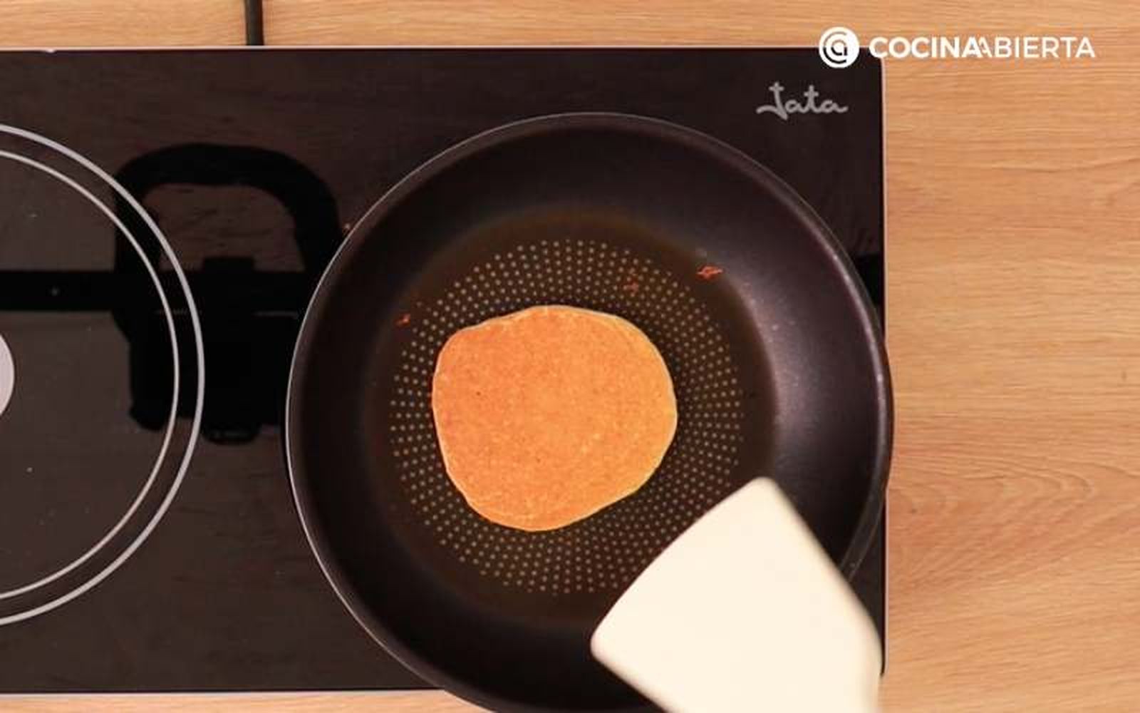 Usa una espátula para voltear las tortitas de avena