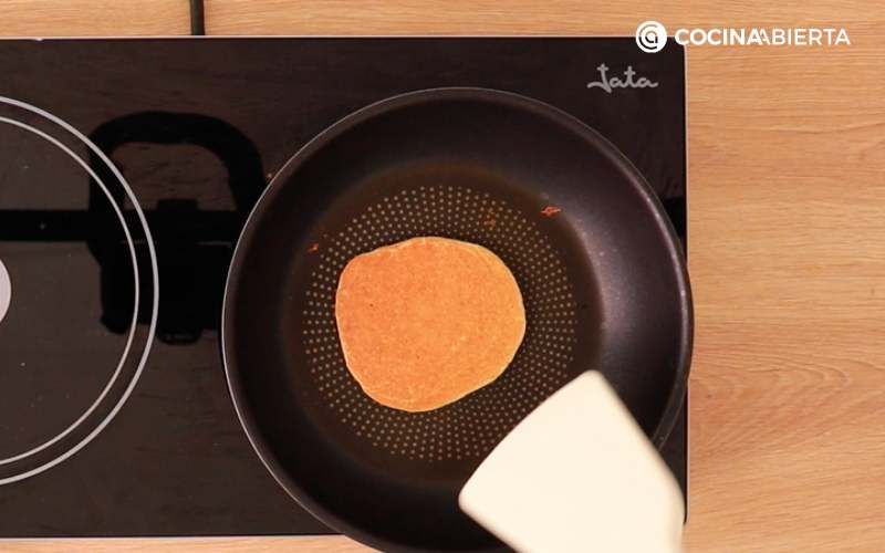 Usa una espátula para voltear las tortitas de avena