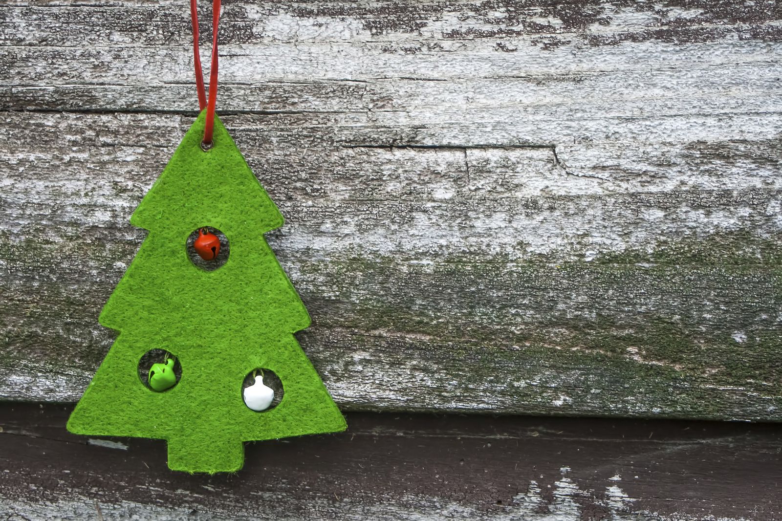 Hacer un árbol de Navidad de fieltro   verde agujeros