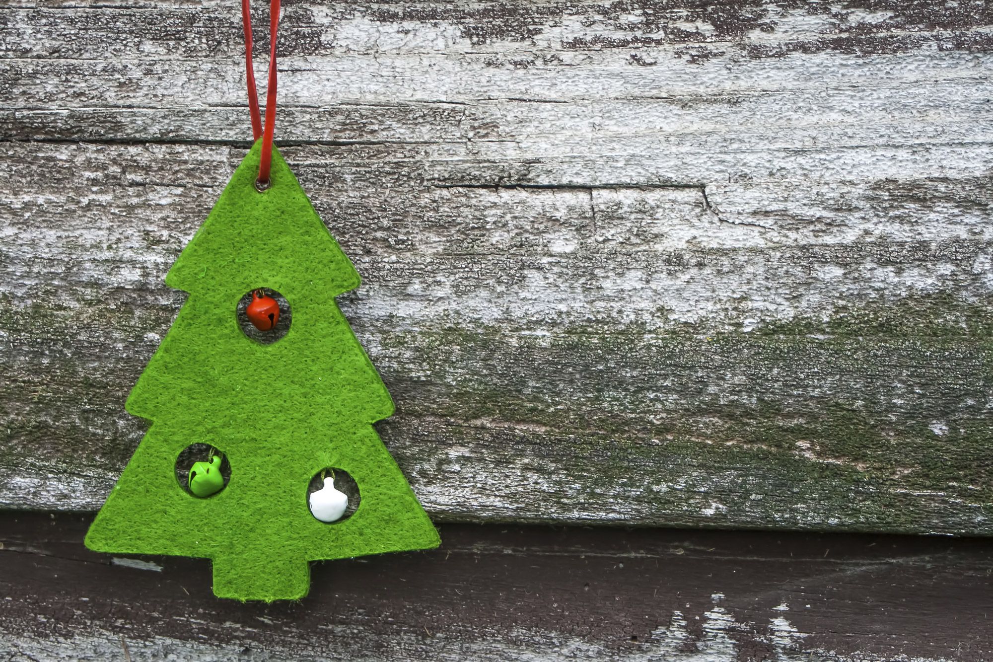 Hacer un árbol de Navidad de fieltro   verde agujeros