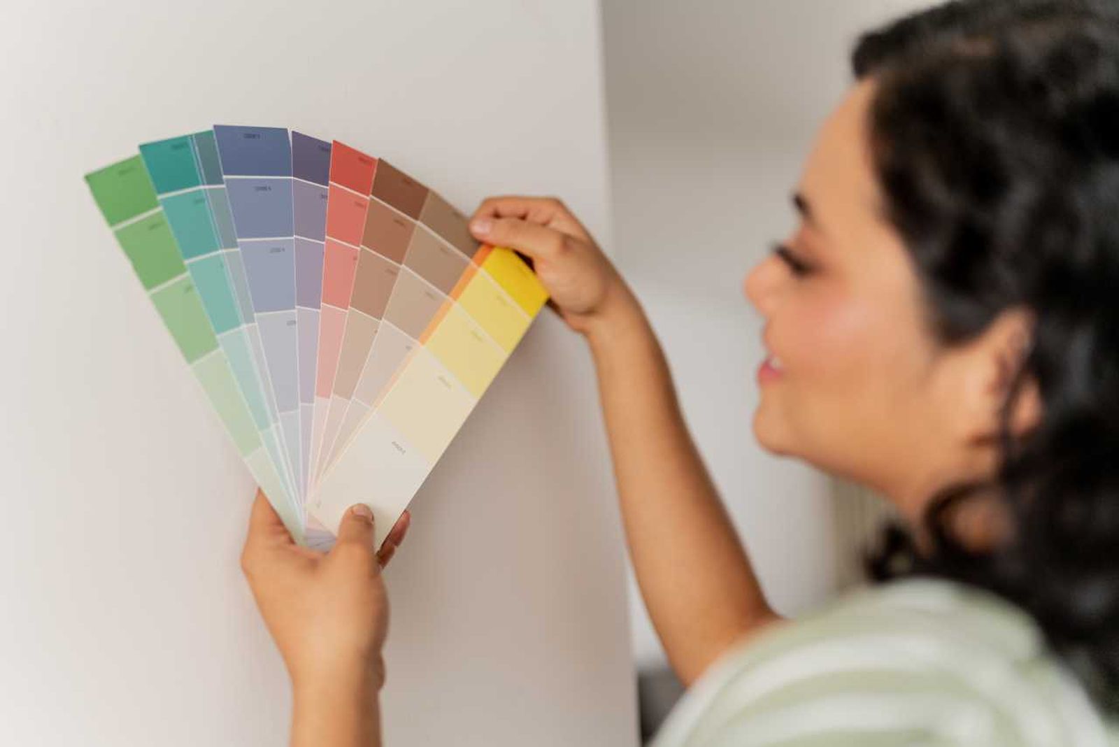 Mujer eligiendo los colores de la pared.