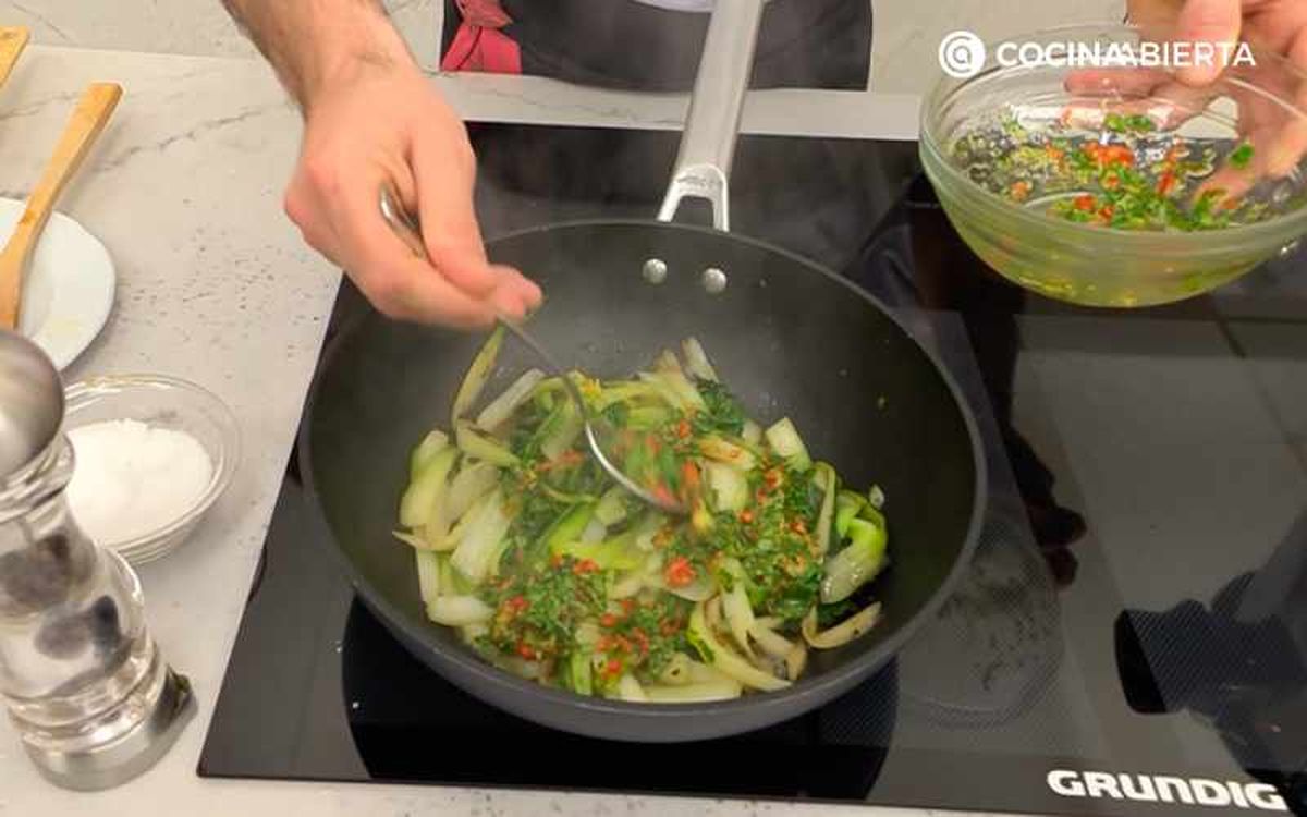 Adereza el pak choi salteado
