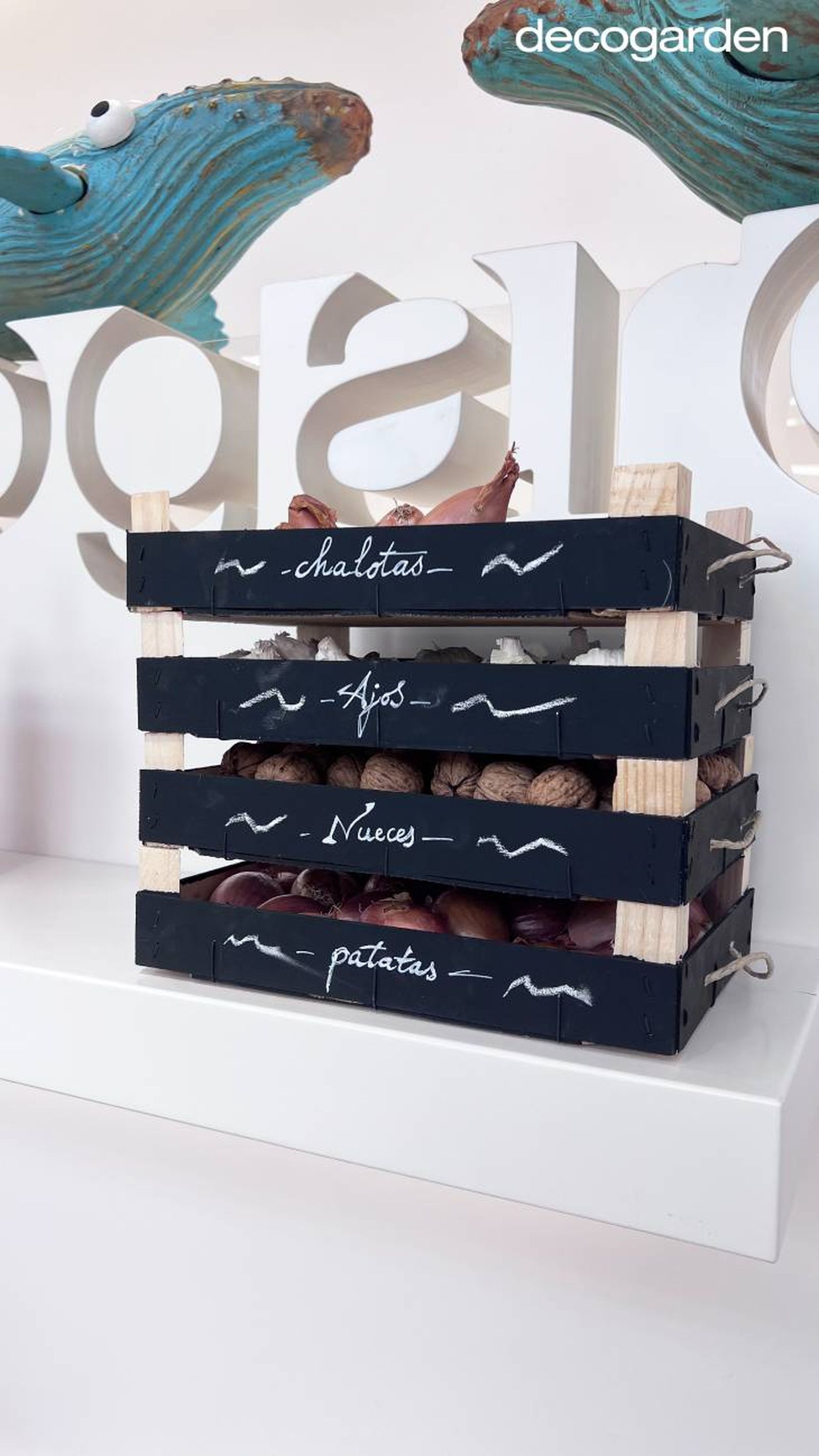 Mueble con cajones hecho con cajas de fresas.