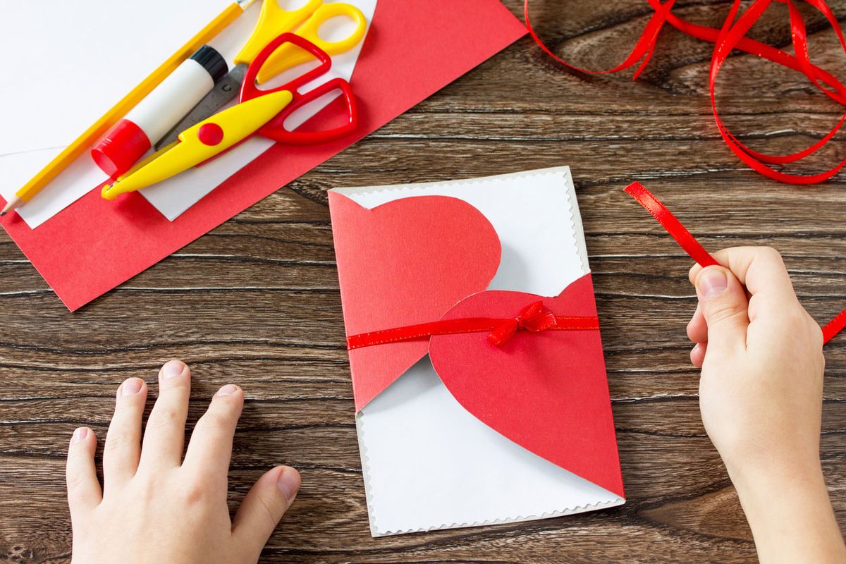 tarjeta san valentin niños corazones entrelazados paso 3