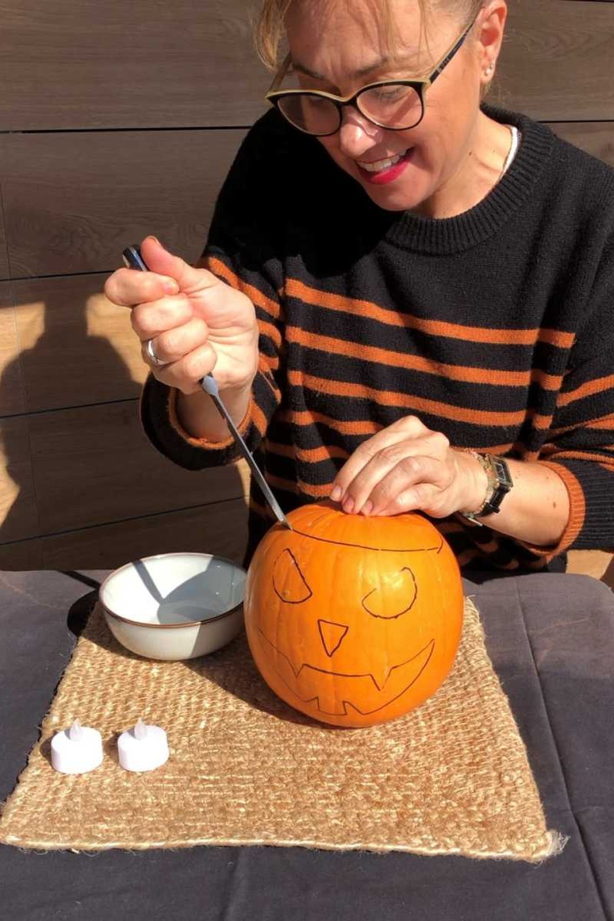 Tallar la calabaza de Halloween.