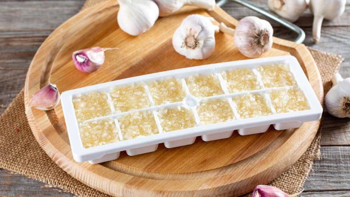 Congelar ajo picado en cubitera de hielo