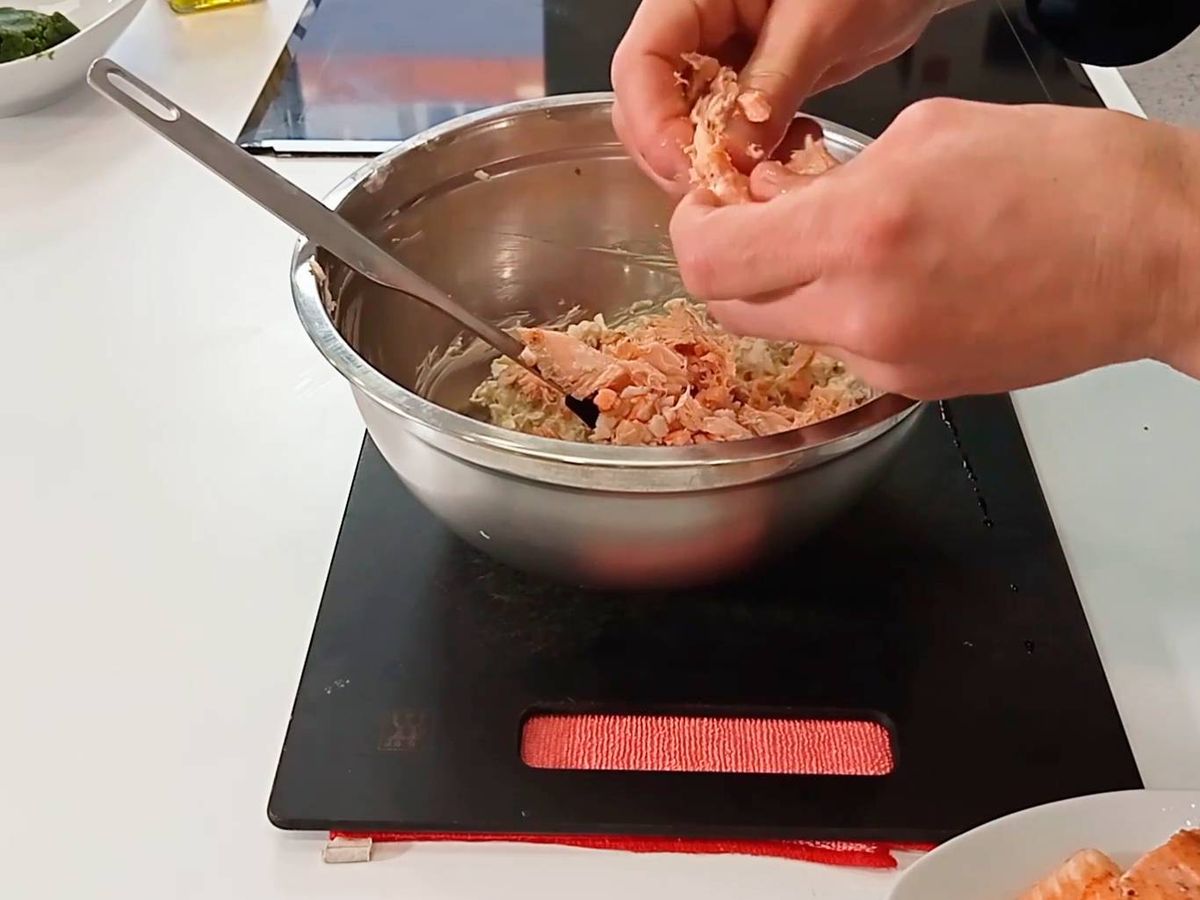 Elaboración de la receta de aros de salmón y gambas - paso 3