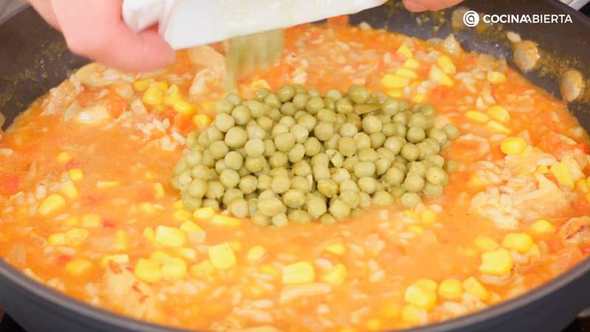 Añade el maíz y los guisantes al guiso de arroz