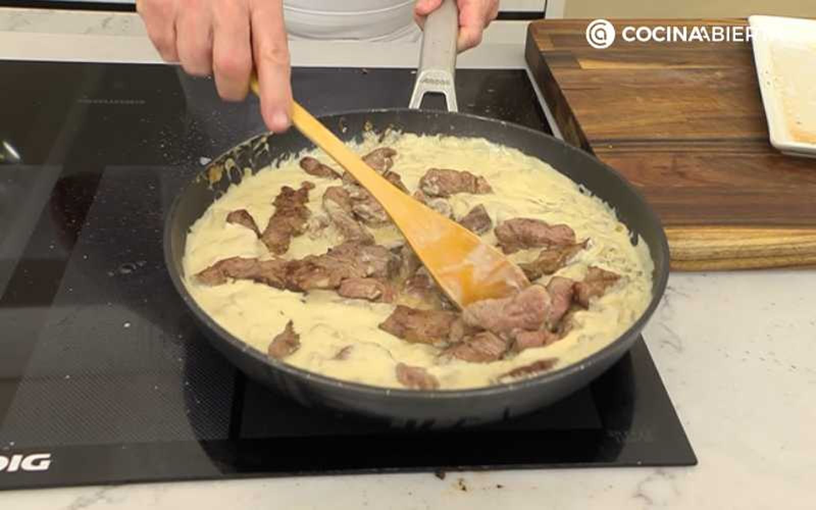 Cocina la salsa Strogonoff