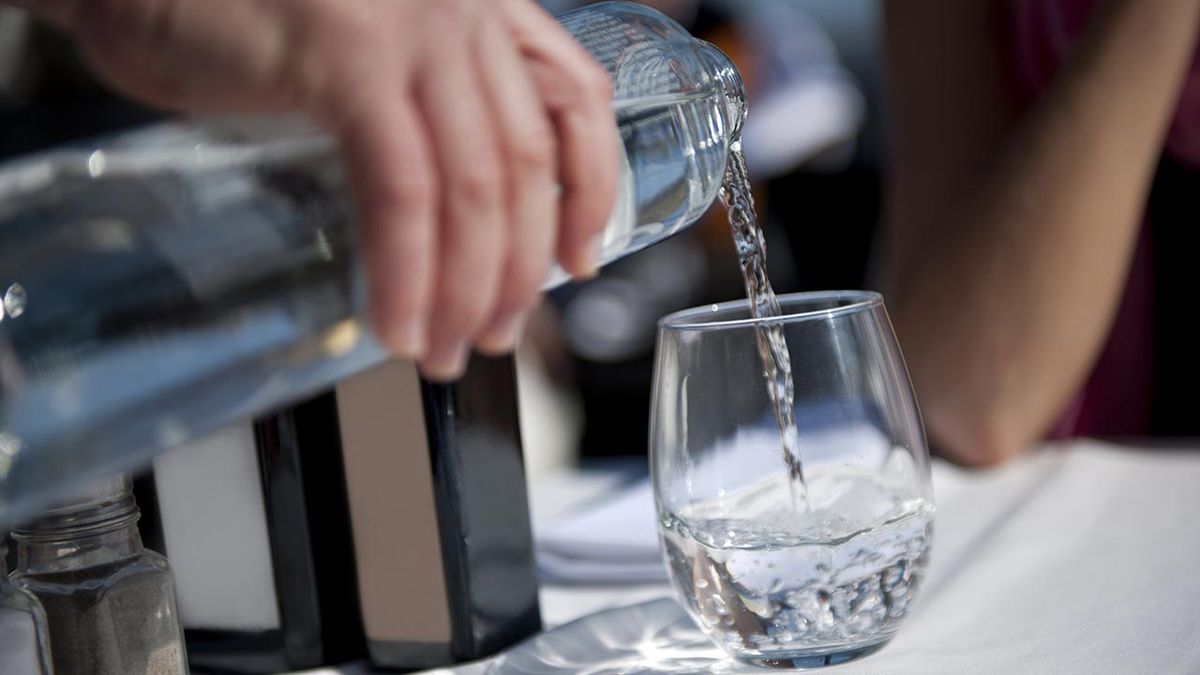 puedo pedir agua gratis en un restaurante embotellada