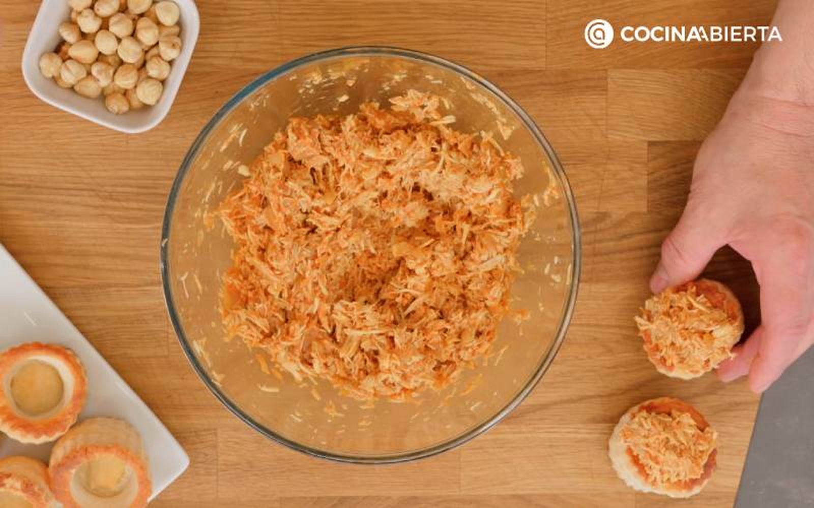 Prepara los volovanes de pollo con avellanas