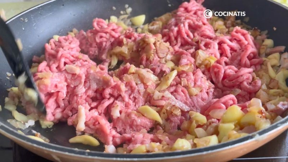 Preparamos la carne para rellenar los calabacines