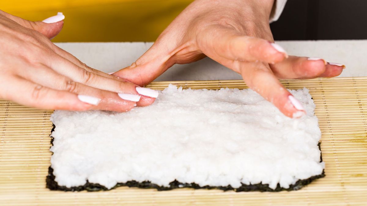 maki salmon aguacate pepino paso 2