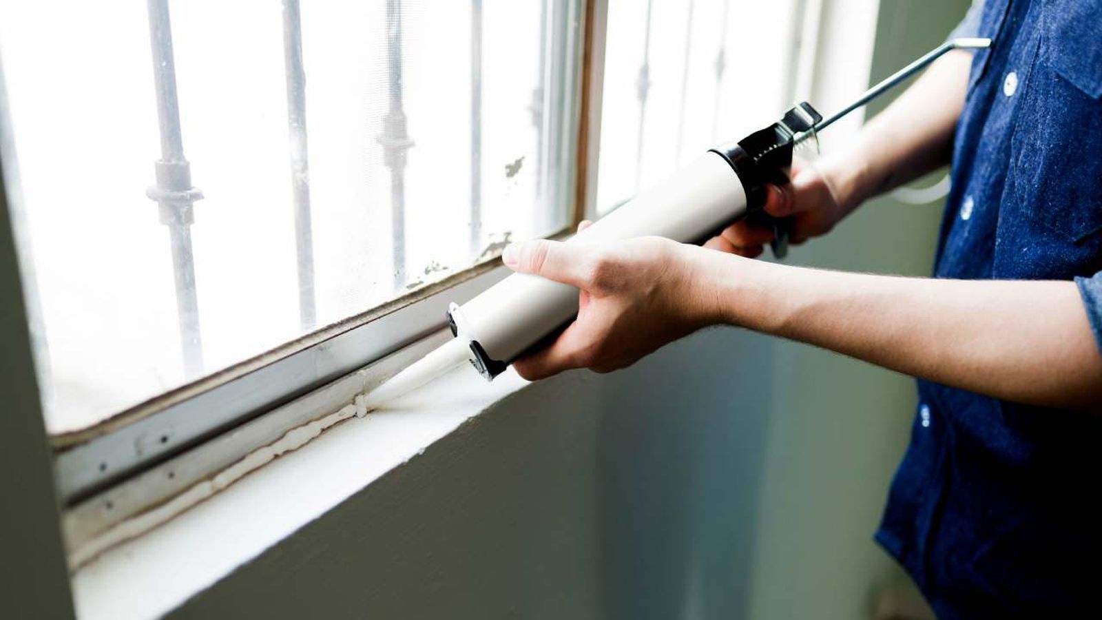 Persona cambiando el sellamiento de una ventana