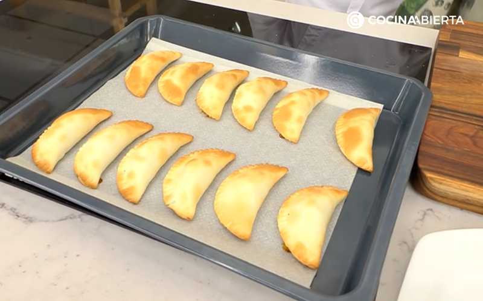 Hornea las empanadillas de espinacas y huevo