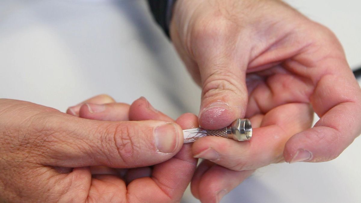 Conectar conector F en un cable coaxial paso 5