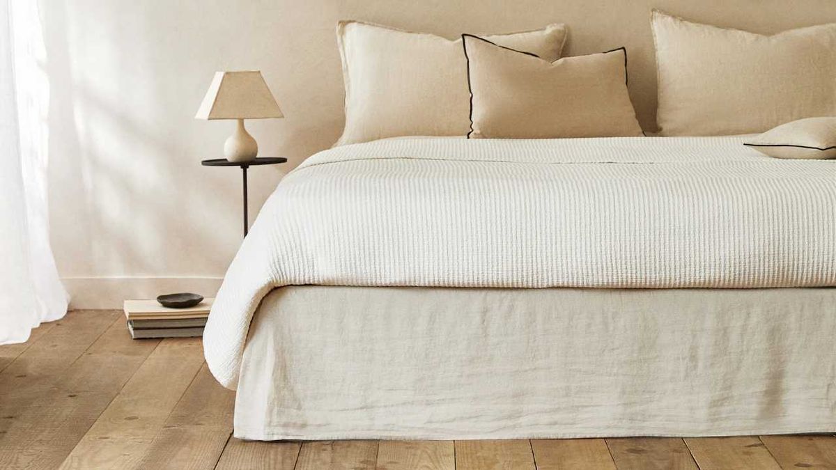 Cama con cubrecanapé.