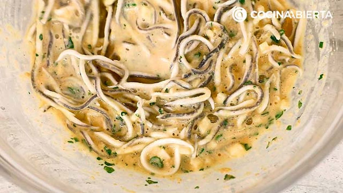 02 receta tortillas de gulas del norte paso 3