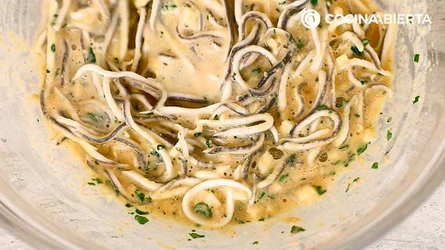 02 receta tortillas de gulas del norte paso 3
