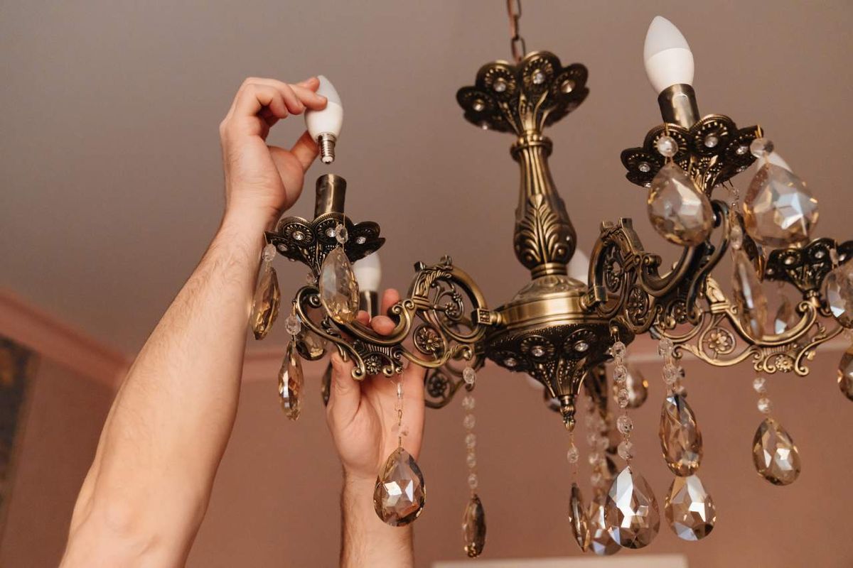 Utiliza este truco para limpiar tu lámpara de araña