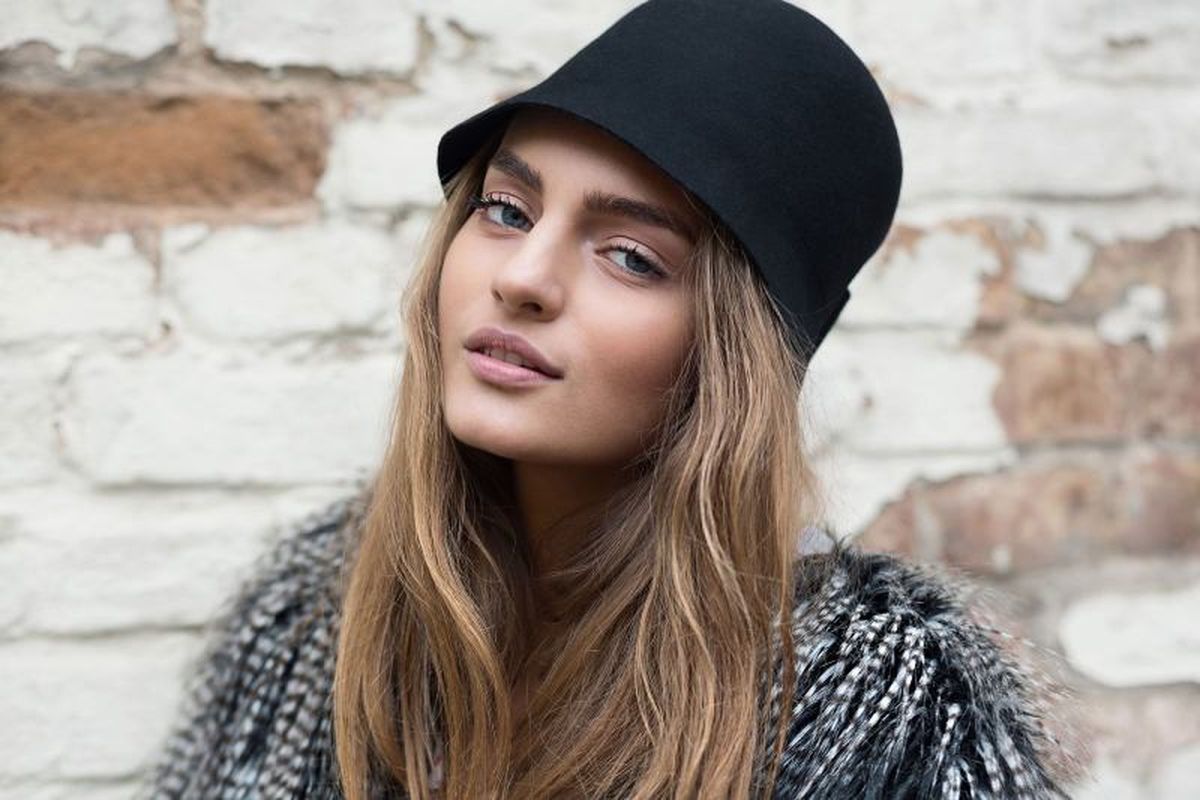 Los sombreros de copa alta alargan visualmente el rostro