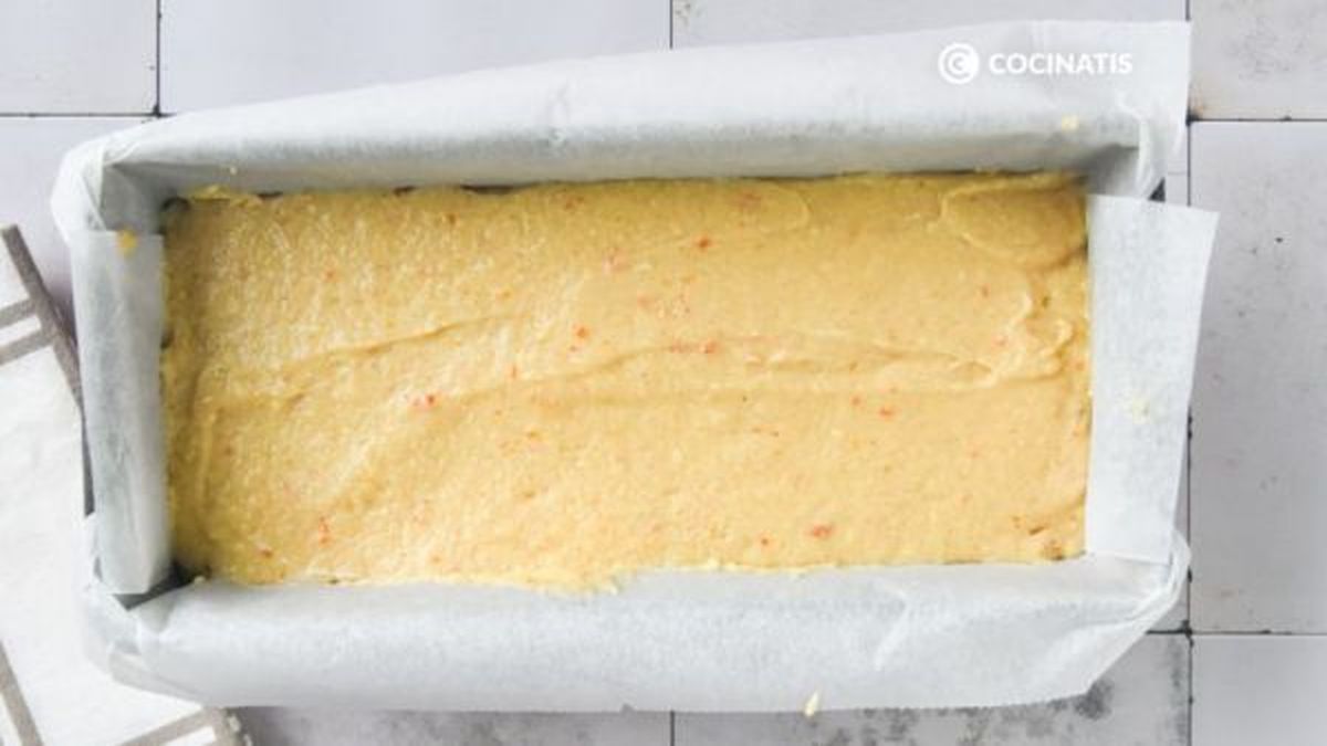 Rellenamos el molde con la masa del bizcocho