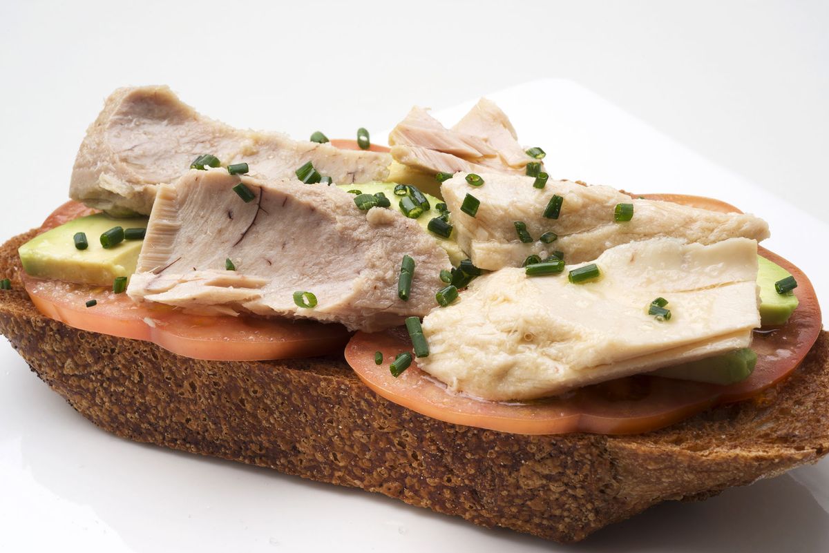 5969 2 Tosta de tomate, aguacate y bonito xl