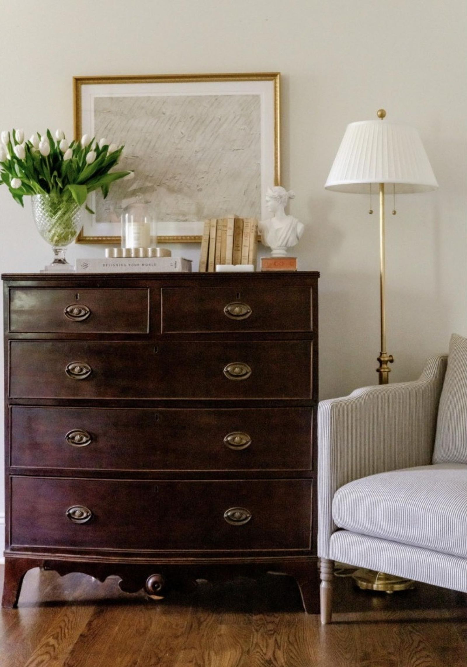 Rincón del salón con un mueble vintage.