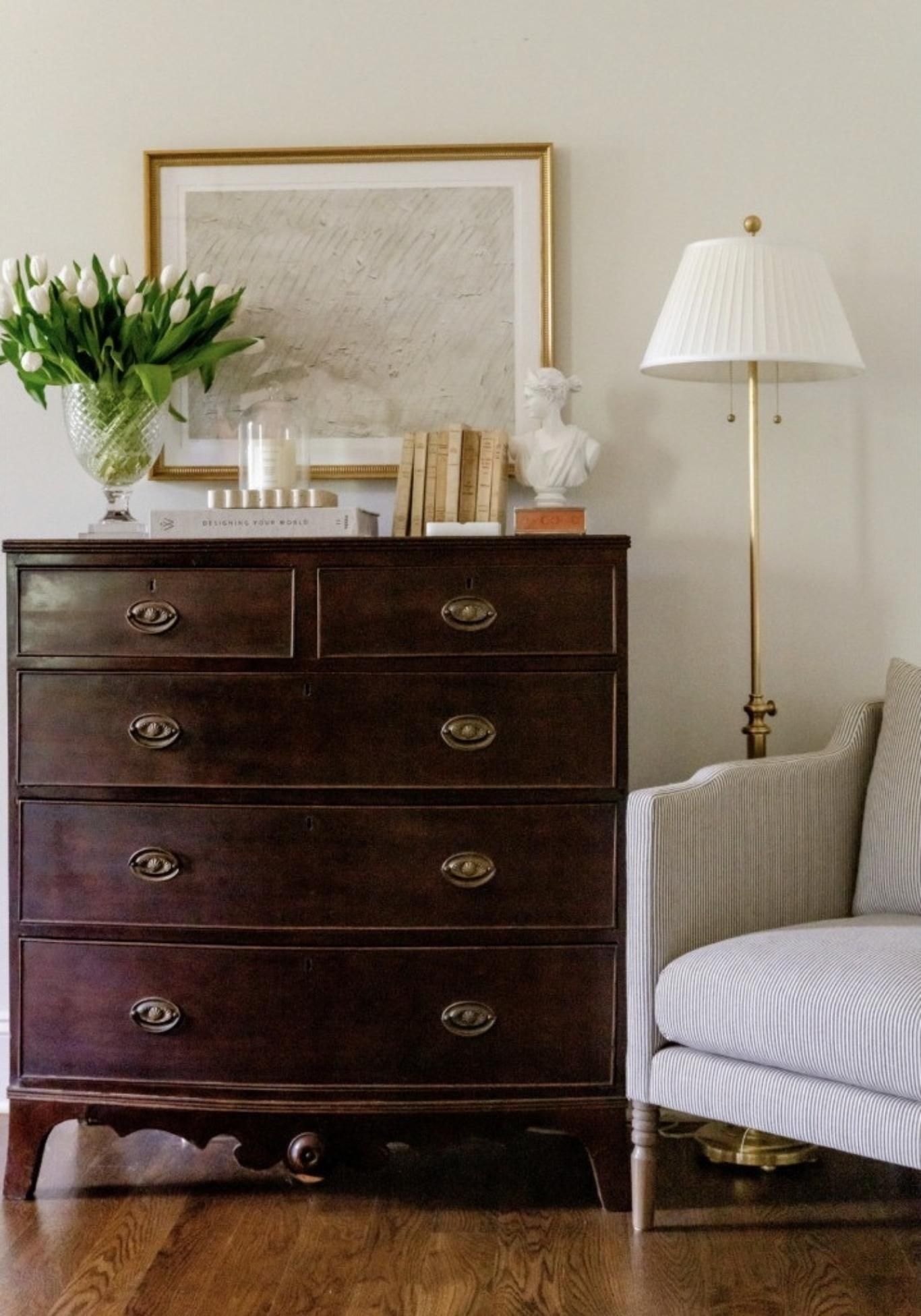 Rincón del salón con un mueble vintage.