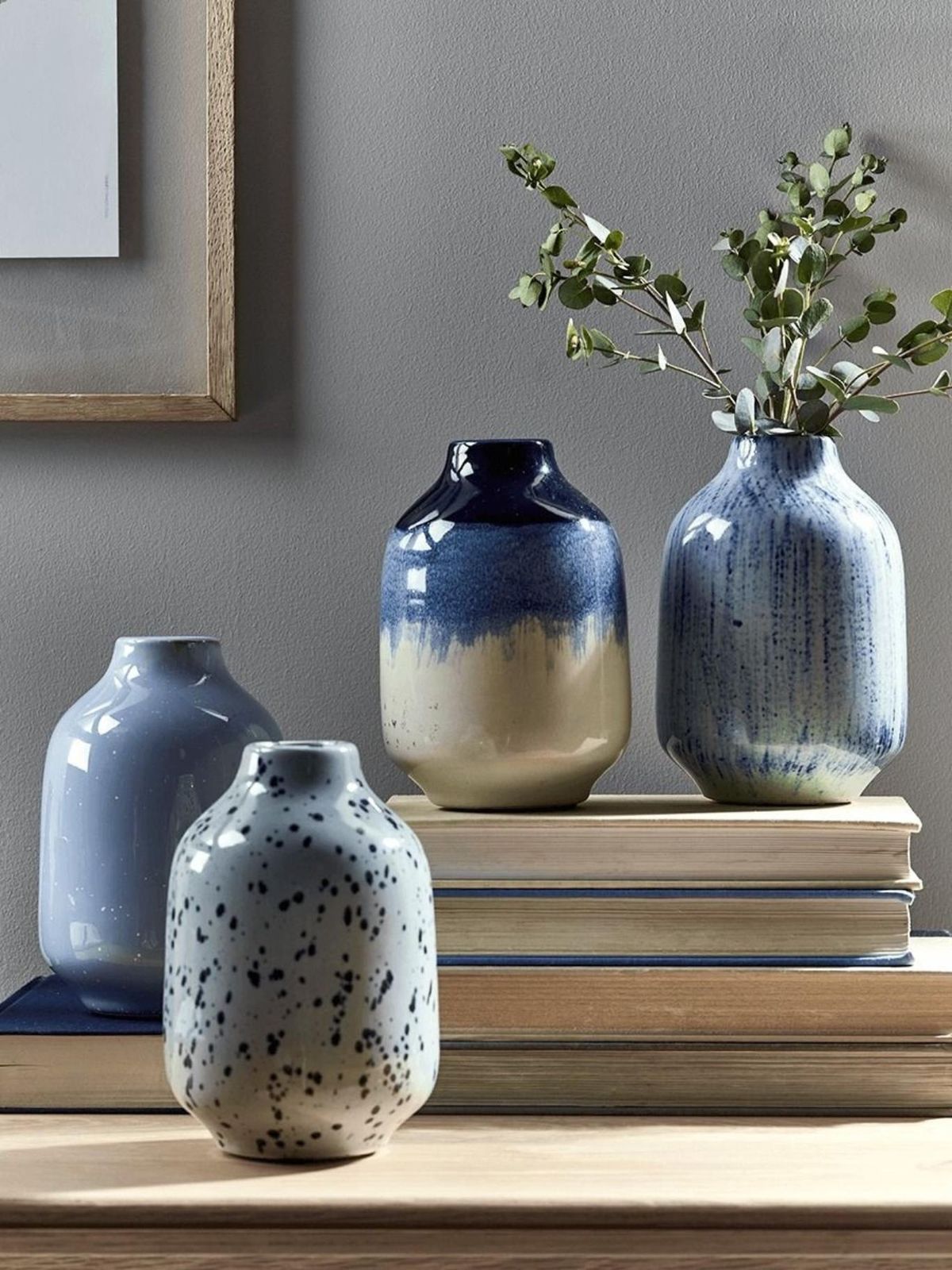 Jarrones de cerámica artesanal en color azul.