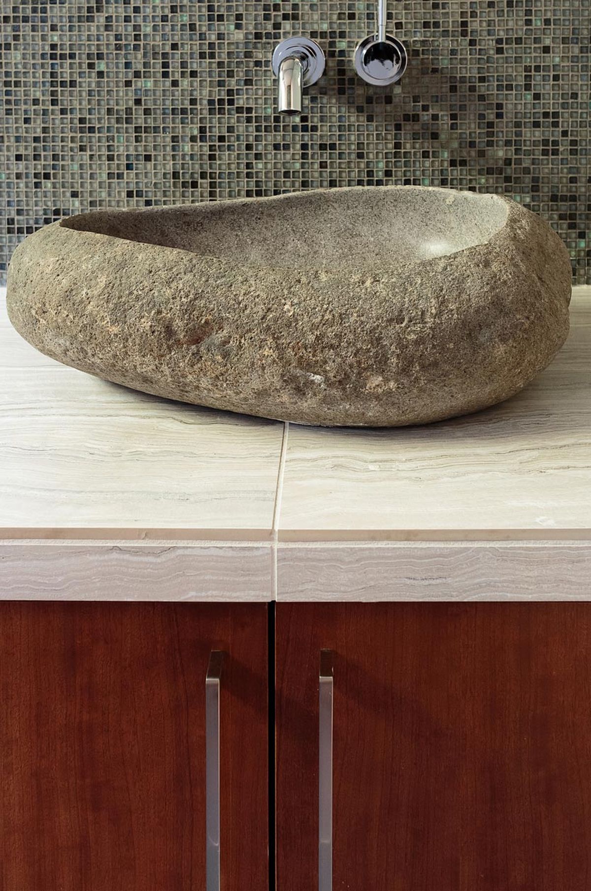Madera y piedra para decorar el baño 1