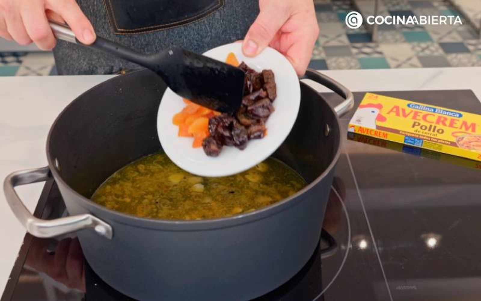 Elaboración de la receta de pollo con orejones y ciruelas - Prepara la salsa de orejones y ciruelas
