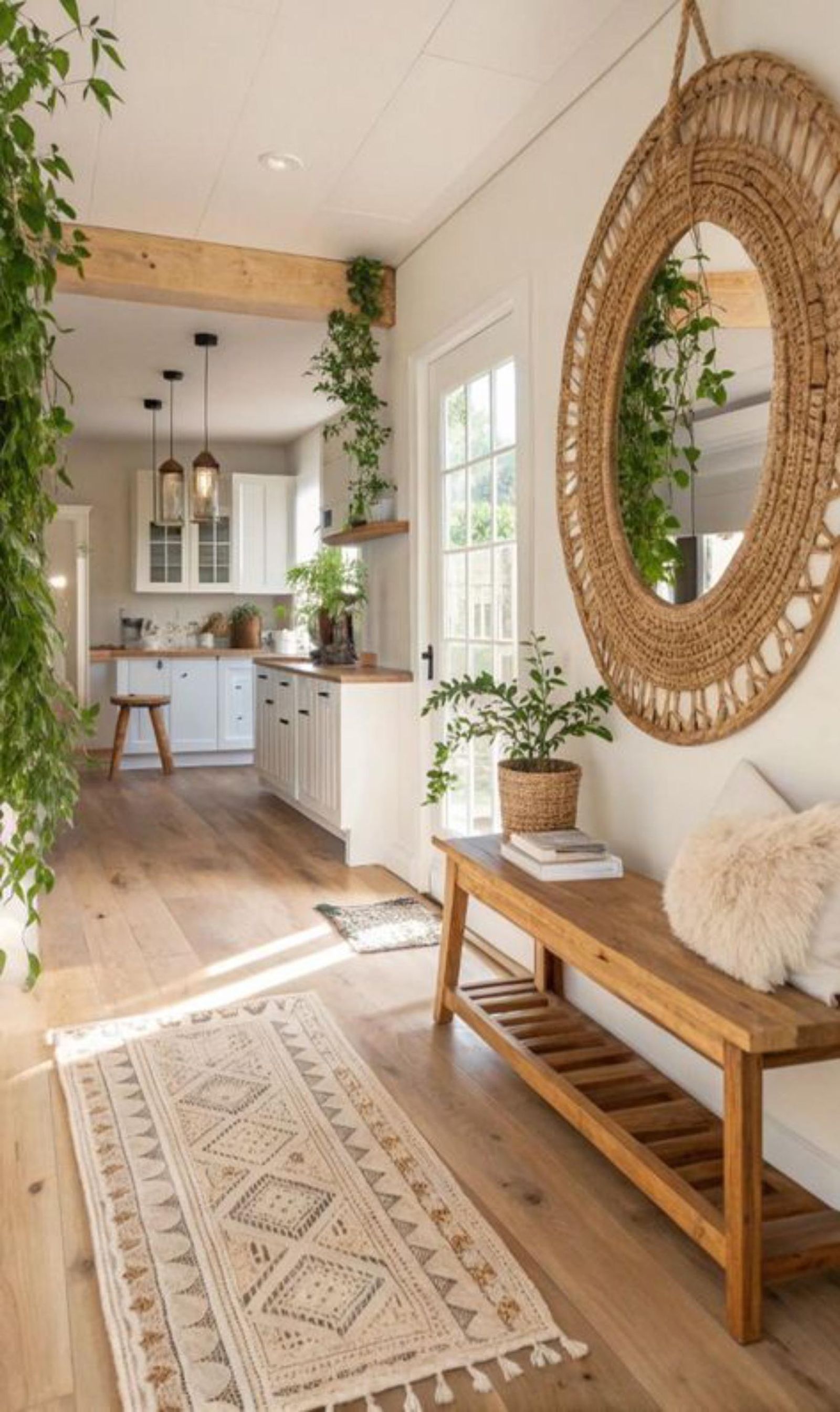 Recibidor de estilo boho con un espejo grande de fibras naturales.