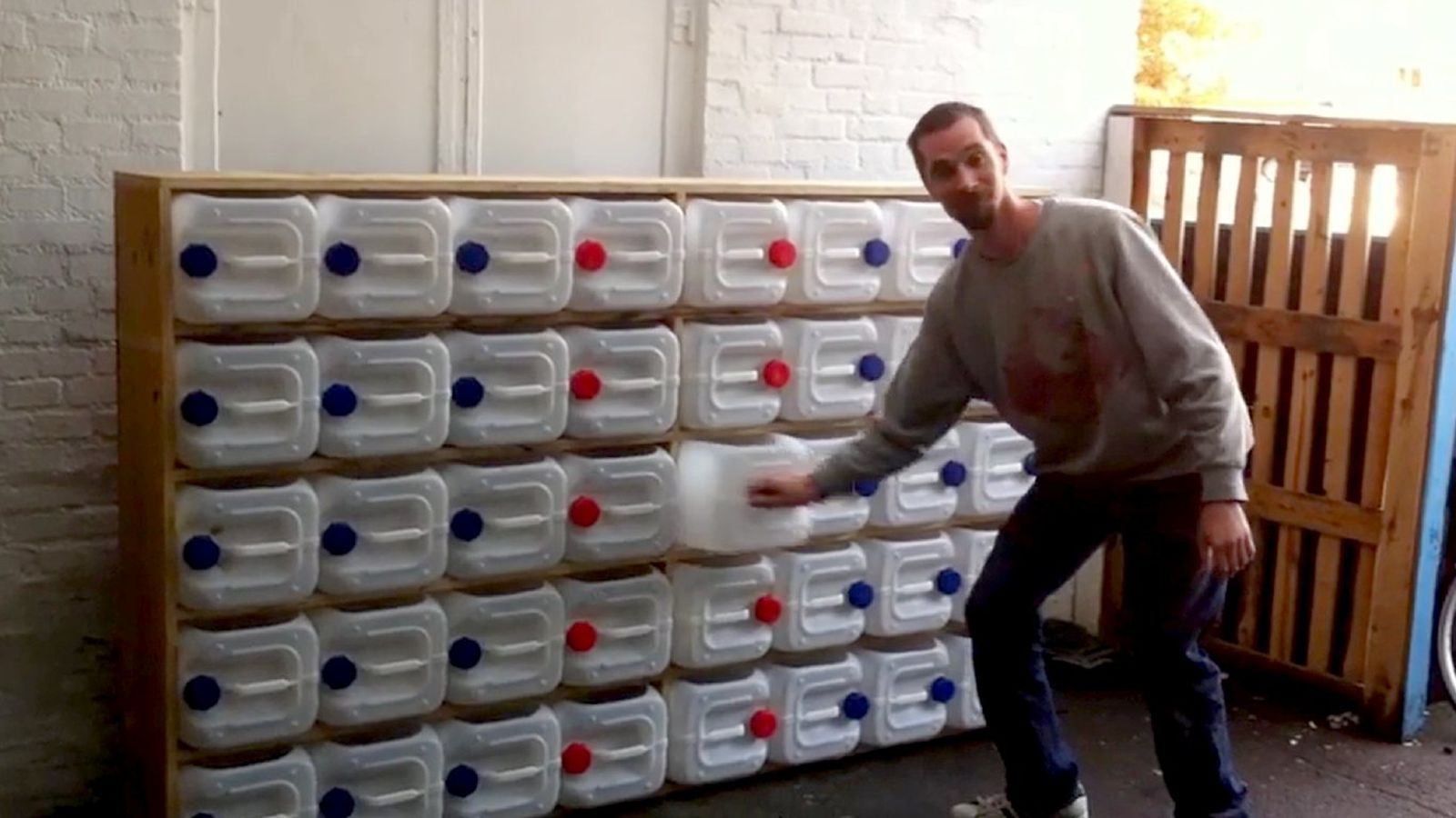 Estantería realizada con garrafas de plástico por Thomas Dambo